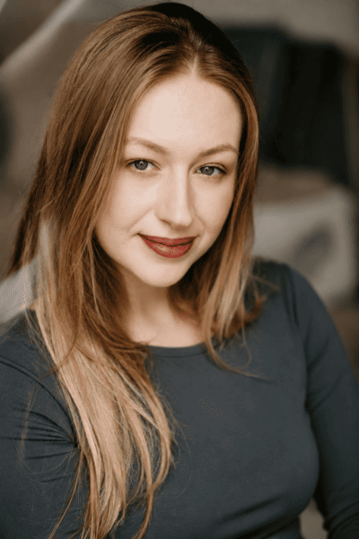 Eine Frau mit blonden Haaren lächelt freundlich in die Kamera.
