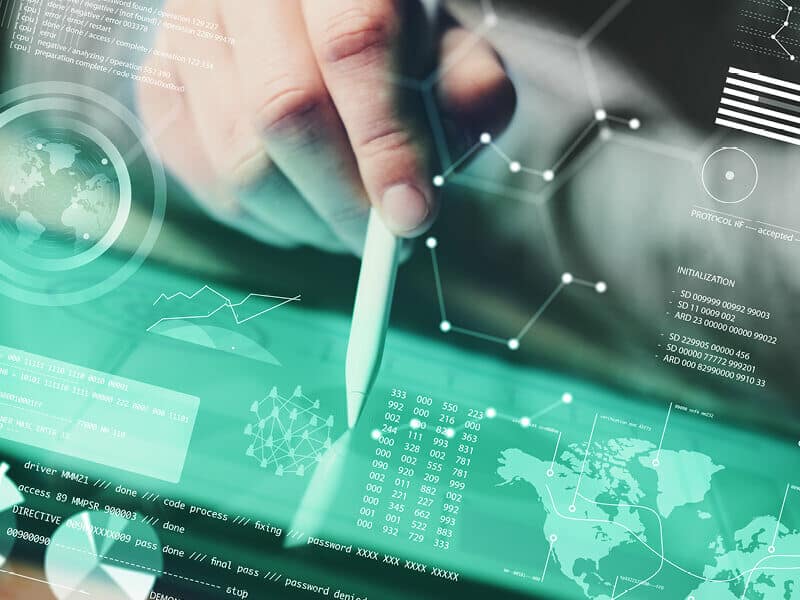 Eine Hand hält einen digitalen Stift, interagierend mit einem transparenten Bildschirm, auf dem Grafiken, Zahlen und eine Weltkarte angezeigt werden. Im Hintergrund wirken abstrakte Muster.