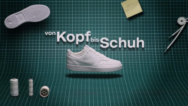 Podcast-Teaserbild für „von Kopf bis Schuh“. Ein weißer Sportschuh liegt auf kariertem Hintergrund, umgeben von Nähgarn, Nadel, Sohle und Skizze.