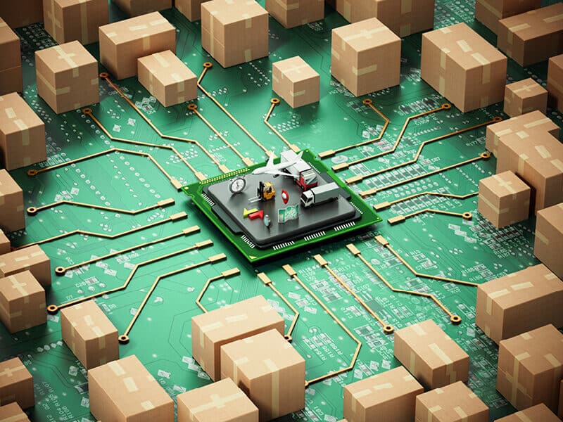 Ein Prozessor mit Miniaturmodellen von Lager- und Liefergegenständen steht im Mittelpunkt. Er ist auf einer Leiterplatte platziert, umgeben von Kartons, die Logistik symbolisieren.